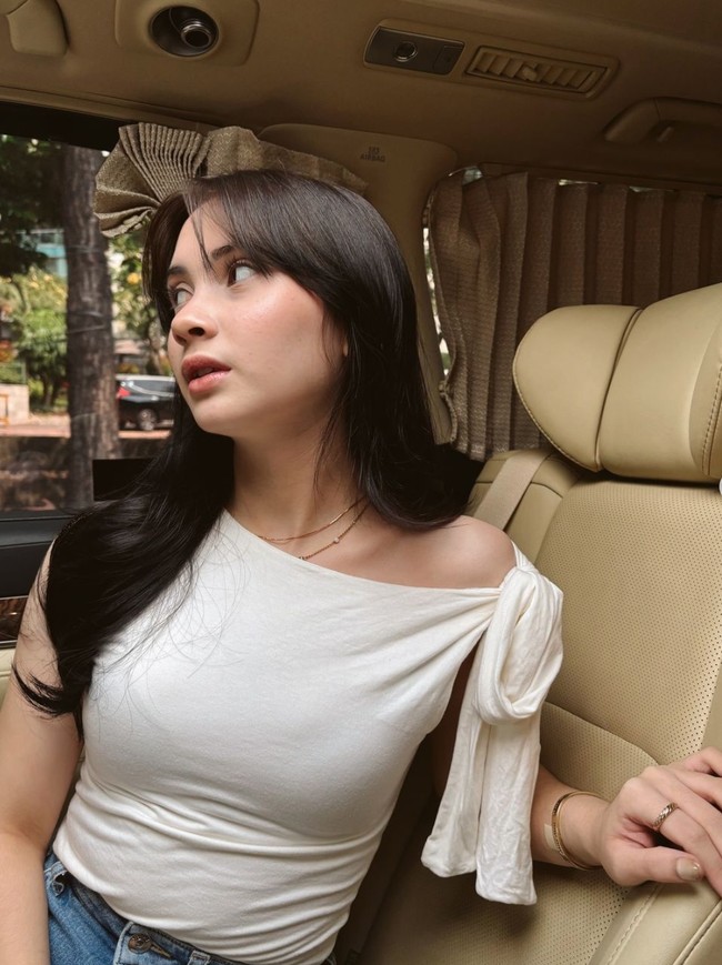 Tak kalah cantik dari sang kakak, Richelle juga memiliki paras blasteran yang mempesona. Tak heran jika pesona Richelle mampu bikin Aliando terpikat. Foto: Instagram/@chelle.gs