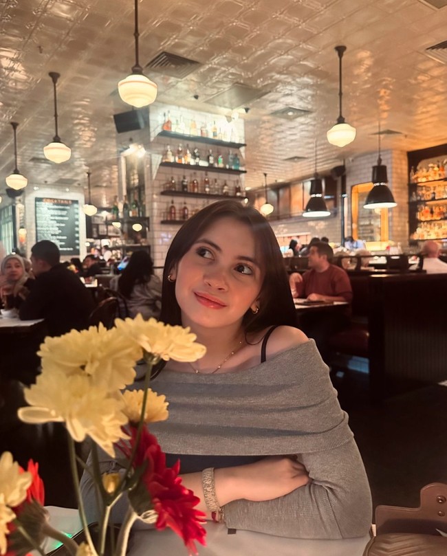 Richelle diketahui juga berasal dari dunia entertain. Baru-baru ini dirinya dan Aliando memang diketahui terlibat di serial web yang sama, berjudul Cinta Mati. Foto: Instagram/@chelle.gs