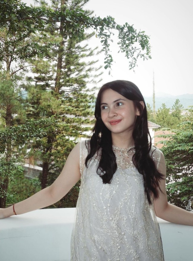 Sama seperti Sandrinna, Richelle juga memilih darah keturunan Jawa dan Amerika Serikat dari kedua orangtuanya. Sang ayah lah yang berasal dari Amerika Serikat, sementara ibunya dari Jawa. Foto: Instagram/@chelle.gs