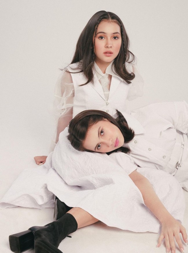 Bak kembar, wajah Richelle memang terlihat begitu mirip dengan sang kakak, Sandrinna. Sama-sama cantik, penampilan keduanya memang kerap bikin terpana. Foto: Instagram/@chelle.gs