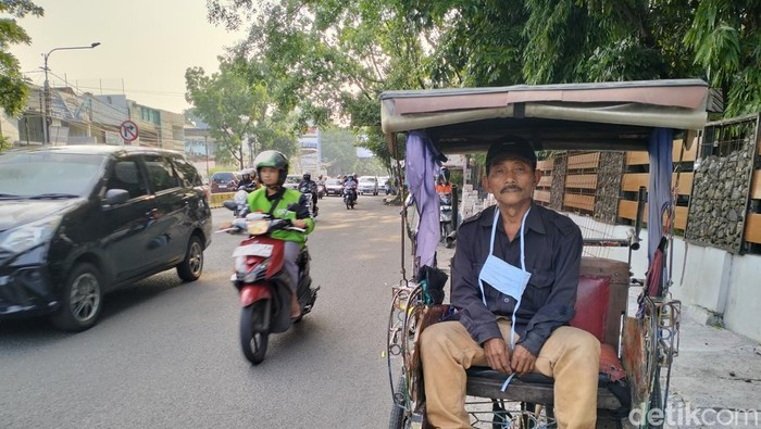 Rosid, pengayuh becak di Jalan Ahmad Yani, Kota Bandung