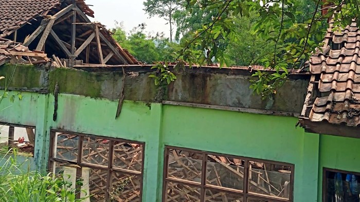 Ruang kelas SDN 3 Cikidang Sukabumi yang ambruk.