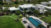 Nah ini rumah Jake Paul. Jake Paul memiliki rumah di Puerto Rico, Amerika seharga US$16 atau setara dengan Rp 254 miliar. Rumah dua lantai ini dulunya sempat ditempati oleh mantan bintang MLB Yadier Molina. Foto: JakePaul/Youtube