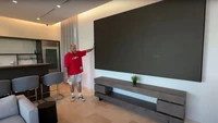 Bahkan TV di rumahnya hampir seluas dinding di rumah tersebut. Foto: JakePaul/Youtube