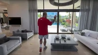 Ruang tamu di rumah Jake Paul seluas 1.114 meter persegi. Interiornya cukup minimalis dengan beberapa sofa panjang, meja pendek, dan menghadap ke area luar. Foto: JakePaul/Youtube