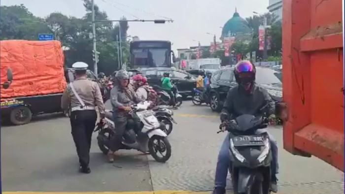 Satu unit truk mengalami kecelakaan tunggal di Pluit, Jakarta Utara (Jakut). Akibat kecelakaan tersebut, lalu lintas (lalin) di sekitar lokasi terjadi kemacetan. (dok X TMC Polda Metro Jaya)
