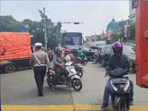 Lalu Lintas di Pluit Macet gara-gara Truk Terguling