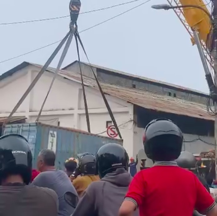 Satu unit truk terguling di Pluit, Jakarta Utara (Jakut). Warga menceritakan insiden truk terguling itu sudah terjadi sejak pagi tadi. (dok Pribadi/Faishal Bambang)