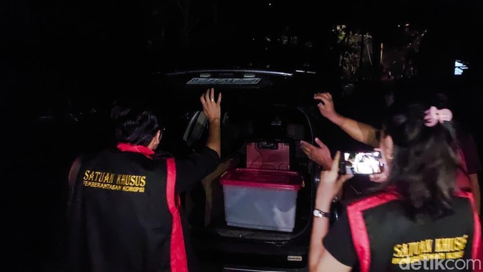 Satuan Khusus Pemberantasan Korupsi Kejari Cimahi Geledah Kantor Satpol PP Cimah, Jumat (15/11/2024).