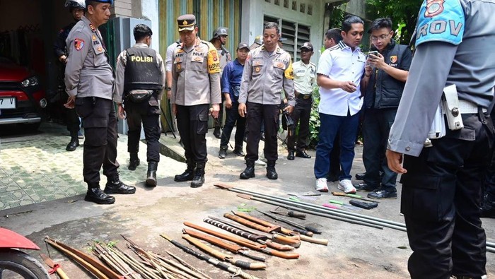 Sejumlah senjata tajam yang diamankan polisi dari sebuah rumah di Jambusari, Wedomartani, Kapanewon Ngemplak, Sleman, Jumat (15/11/2024).