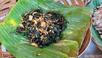 Oseng sengkel dan paru enak disandingkan dengan tumis daun pepaya. Masih tercecap sedikit rasa pahit yang nikmat.