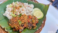 Ada juga oseng paru yang harganya Rp 39 ribu seporsi. Rasanya semakin nikmat dengan paduan nasi kecombrang.