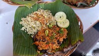 Oseng diracik fresh setelah ada pemesanan. Untuk makan di tempat, penyajiannya menggunakan alas bambu dan dilapisi lembaran daun pisang yang bikin aromanya harum.