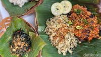 Harga seporsi oseng di sini mulai dari Rp 22 ribu untuk oseng telur yang termurah dan Rp 56 ribu untuk oseng sengkel. Harga ini sudah termasuk nasi putih dan pilihan sambal.