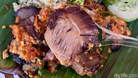 Sengkel yang berasal dari bagian depan atas kaki sapi ini sudah digoreng sebentar sebelum dioseng bersama sambal. Paduannya kuah cabe bawang yang pedasnya kuat.