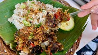 Parunya dipotong kotak-kotak kecil. Tipenya paru basah yang luarnya sedikit garing, tapi dalamnya masih kenyal dan lembut.