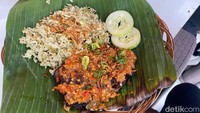 Oseng sengkel jadi favorit di sini. Seporsinya Rp 56 ribu, tapi kami minta upgrade nasinya menjadi Nasi Ijo (Rp 11.900).