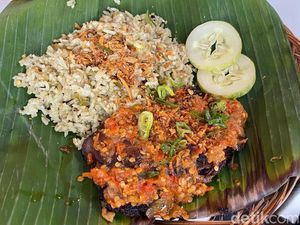 sengOseng: Pedas Nikmat! Oseng Sengkel Sambal Bawang Pakai Nasi Ijo