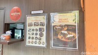 sengOseng bisa ditemui di Jalan Tebet Timur Dalam I Nomor 33 A. Lokasinya nyempil di antara kawasan permukiman di Tebet dan lebih banyak melayani pembelian online.