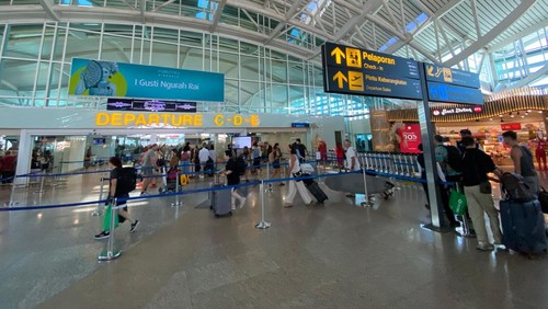 Suasana lalu lalang penumpang di terminal Internasional Bandara I Gusti Ngurah Rai Bali. (Foto: Dok. Angkasa Pura Indonesia).