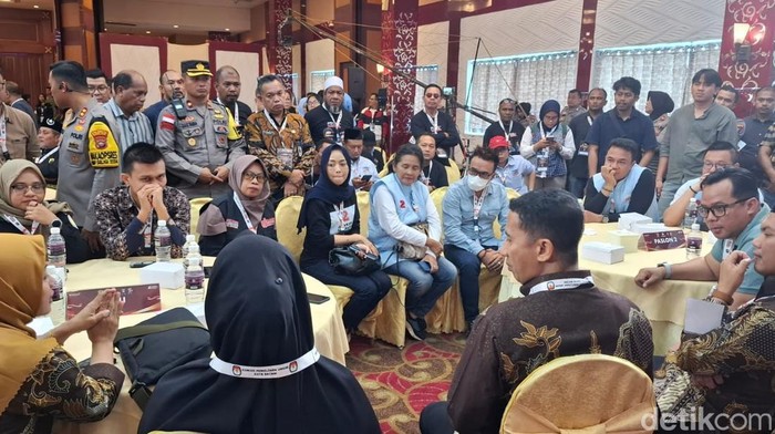 Suasana rapat koordinasi antara tim Paslon dan KPU Batam. (Alamudin Hamapu/detikSumut)