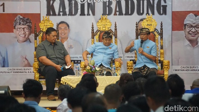 I Wayan Suyasa-Alit Yandinata saat hadir di acara Dialog Ekonomi Calon Bupati Badung yang digelar Kadin Badung, Jumat (15/11/2024). (Agus Eka/detikBali)
