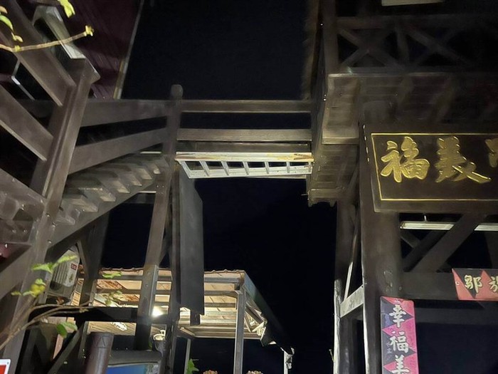 Tangga menuju Jembatan Ganrung Fumei ambruk
