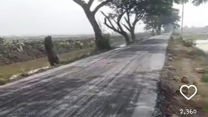 Tangkapan layar Jalan Medini Kecamatan Undaan, Kudus, yang baru diperbaiki sudah dilewati kendaraan. Foto diunggah Jumat (15/11/2024).