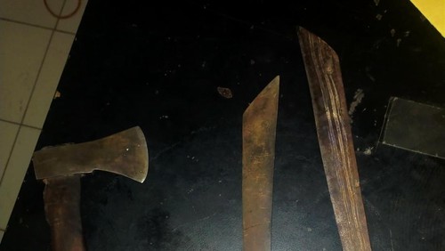 Tiga sajam disita Polres Dompu dari tiga remaja pada Kamis (14/11/2024) malam. (Dok. Polres Dompu)