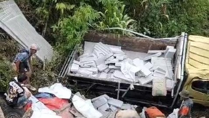 truk jatuh ke sungai di Cianjur