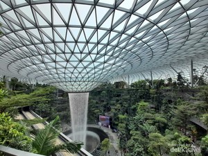 Tak Akan Ada Kata Bosan di Bandara Changi Singapura