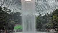 Penampakan air terjun Rain Vortex yang indah dari bawah.