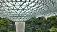 Taman Jewel Changi yang bernuansa hijau dengan konsep alam.