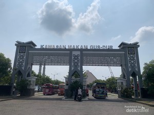 Mengunjungi Pesarean Tebuireng