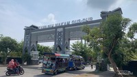 Tampak depan jalan masuk komplek Pesarean Tebuireng.