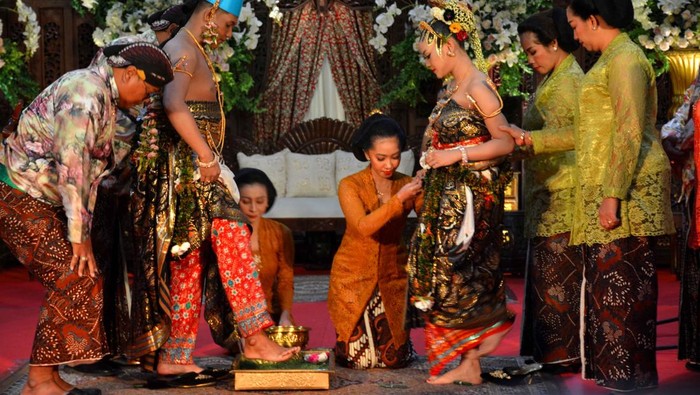 Upacara Panggih dalam pernikahan adat Jawa