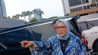 Tidak ada sepeser pun duit dari DPR untuk membangun rumah itu. Tapi, yang beredar di media sosial, katanya suami saya mengeledek atau yang bilang Rp 3 juta sehari atau segala macem, tidak. Tidak ada suami saya berkata begitu, saya benar-benar, bu, ungkap Astrid Kuya.  Foto: Febri/detikHOT