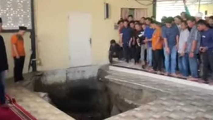 Viral laintai masjid di Medan Johor, amblas. 2 orang terluka. (Istimewa)