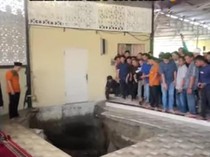 Viral Lantai Masjid di Medan Amblas saat Salat Jumat, 2 Orang Luka