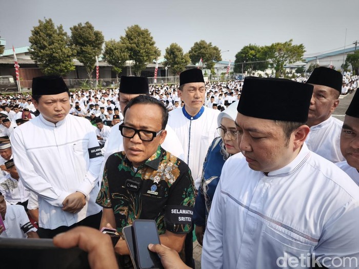 Wakil Menteri Ketenagakerjaan, Immanuel Ebenezer Gerungan, dan pimpinan PT Sritex di istigasah akbar pabrik PT Sritex, Kabupaten Sukoharjo, Jumat (15/11/2024).