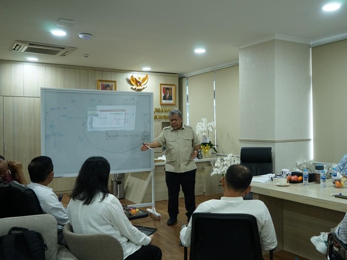 Wamen PKP Fahri Hamzah di Kantor Kementerian PKP