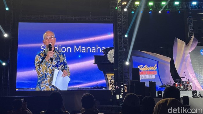 Wakil Menteri Pendidikan Dasar dan Menengah, Atip Latipulhayat di Stadion Manahan Solo, Jumat (15/11/2024)