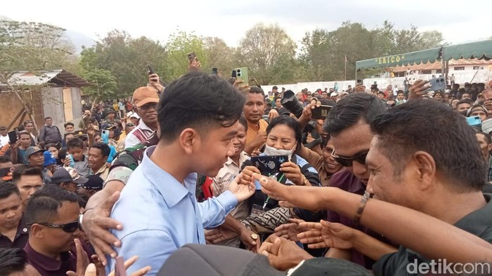 Wapres Gibran saat tiba di Posko Desa Kobasoma, Kecamatan Titehena, Flores Timur, NTT, Kamis (14/11/1014). (Yurgo Purab/detikBali)