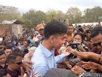 Momen Wapres Gibran Jenguk Bayi Gibran di Pengungsian Erupsi Lewotobi