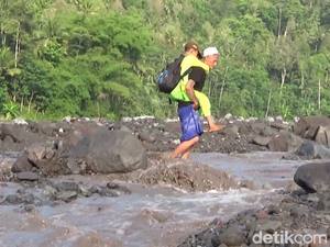Perjuangan Ortu Gendong Anak Lewati Lahar Dingin Semeru Demi ke Sekolah