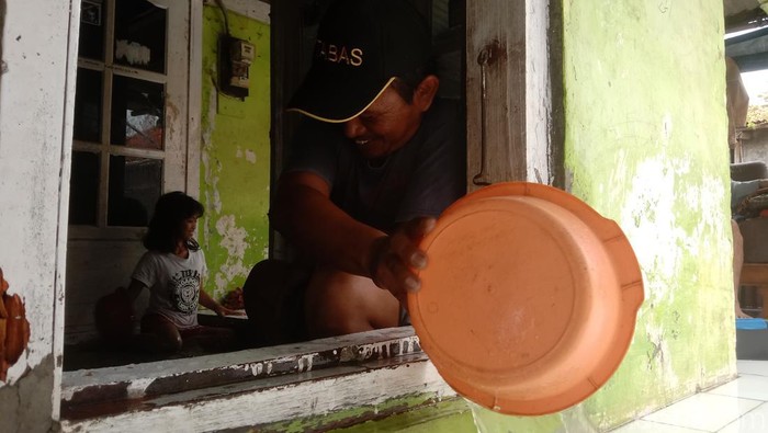 Warga Kandanghaur Indramayu saat banjir rob menerjang