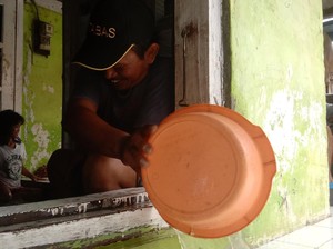Melihat Senjata Perang Warga Indramayu Kala Melawan Banjir Rob