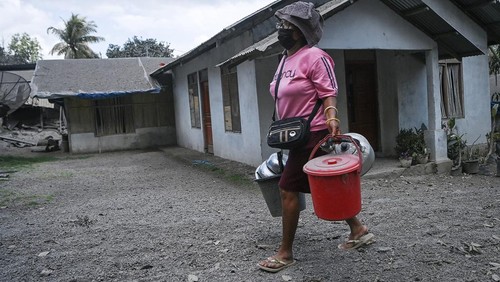 Sebagian warga yang terdampak erupsi Gunung Lewotobi Laki-laki kembali ke rumahnya di Desa Klatanlo, NTT. Mereka mengevakuasi harta bendanya ke posko pengungsian.
