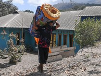 Warga Terdampak Erupsi Gunung Lewotobi Laki-laki Evakuasi Harta Benda