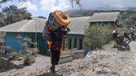 Warga Terdampak Erupsi Gunung Lewotobi Laki-laki Evakuasi Harta Benda